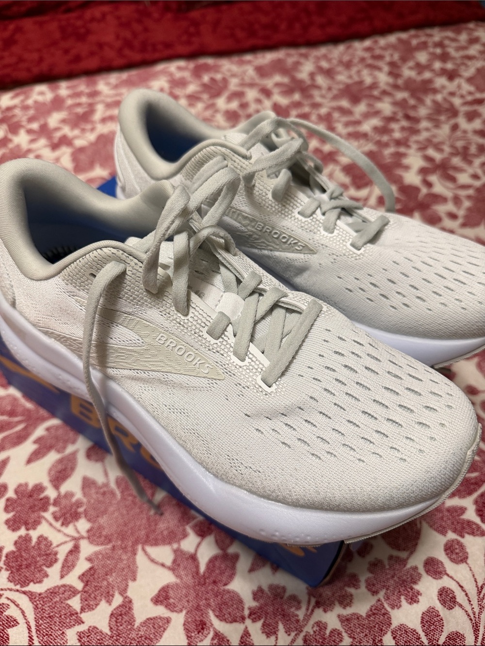 PRE-OWNED Brooks Ghost 16  in Off-White and White